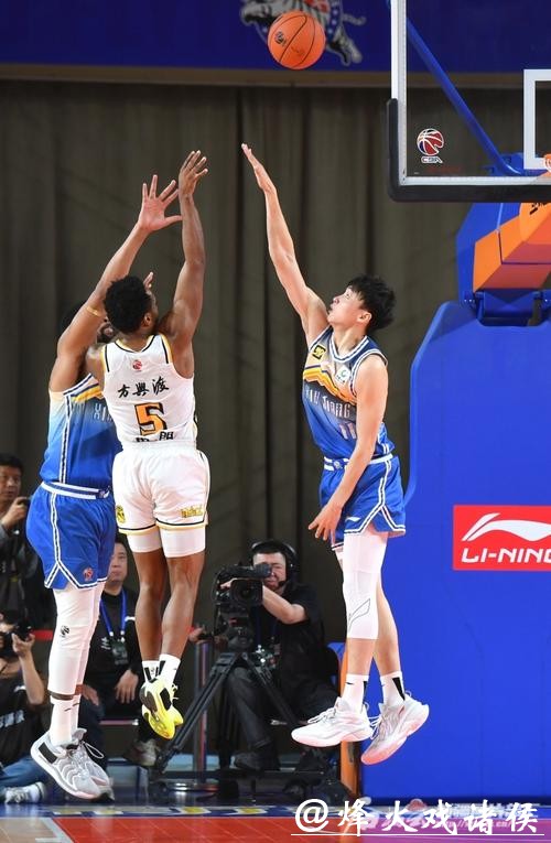 新疆战广厦打得跌宕起伏,只可惜裁判的业务水平影响了比赛精彩 新疆战广厦打得跌宕起伏,只可惜裁判的业务水平影响了比赛精彩