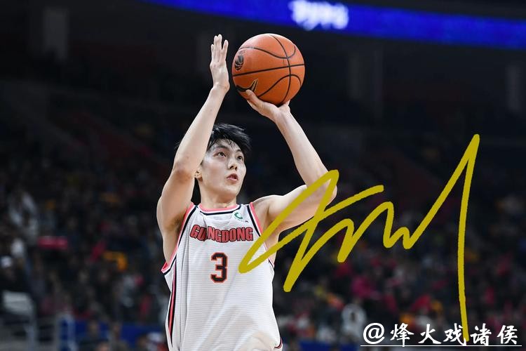 广东队长胡明轩寒风中签名！徐杰缩成一团，杜锋一句话逗乐全场球迷